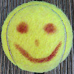 Smiley auf Tennisball